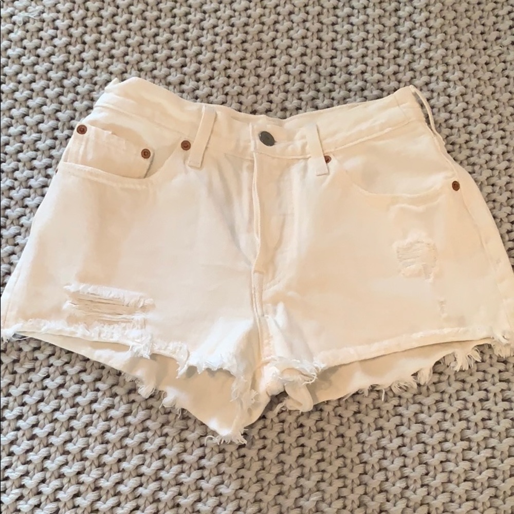 White Levi’s shorts